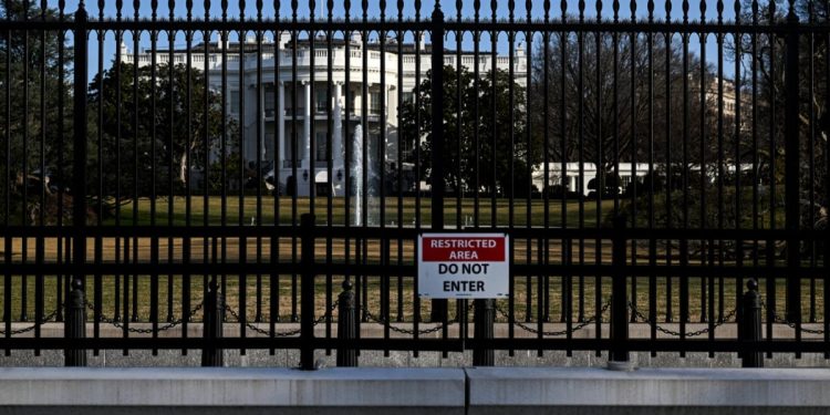 Mientras las empresas de software espía se hacen amigas de la Casa Blanca, Apple y WhatsApp dicen que protegerán su teléfono