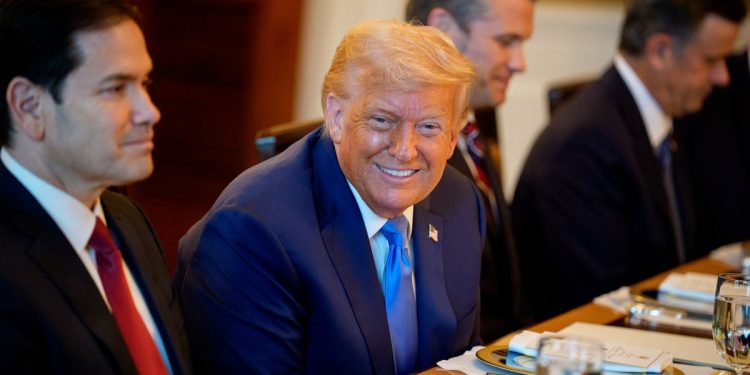 Trump planea dos cenas más de un millón de dólares por asiento para su súper PAC el próximo año, a pesar de no poder volver a postularse