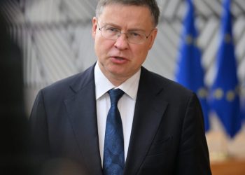La UE puede pagar para mantener a Ucrania a flote si los capitales no respaldan pronto el plan de activos congelados, dice Dombrovskis – POLITICO