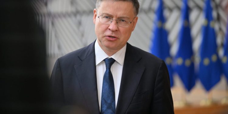 La UE puede pagar para mantener a Ucrania a flote si los capitales no respaldan pronto el plan de activos congelados, dice Dombrovskis – POLITICO
