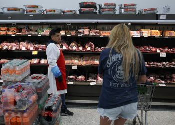 Trump revierte los aranceles sobre el café, la carne vacuna y las frutas tropicales después de que las facturas de los comestibles para los estadounidenses se dispararan