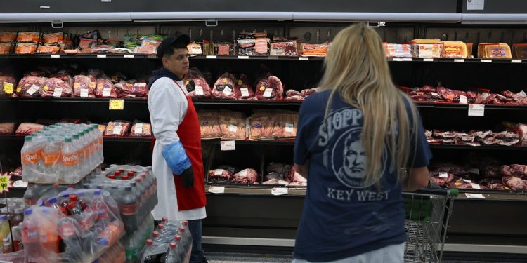 Trump revierte los aranceles sobre el café, la carne vacuna y las frutas tropicales después de que las facturas de los comestibles para los estadounidenses se dispararan