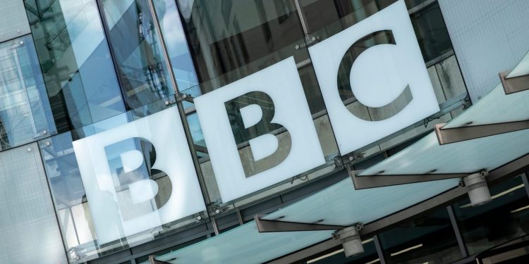 La Casa Blanca se regodea después de que el jefe de la BBC renunciara por 'errores' en la cobertura de Trump – POLITICO