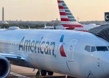 American Airlines espera retrasos en los viajes de vacaciones después de que un importante problema de software dejara en tierra cientos de aviones