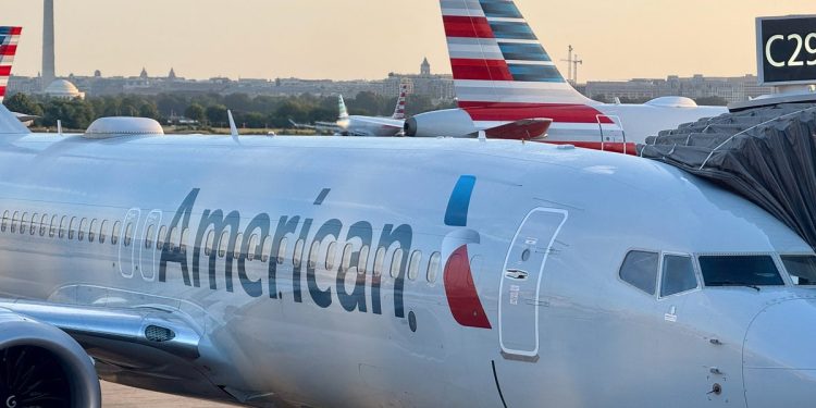 American Airlines espera retrasos en los viajes de vacaciones después de que un importante problema de software dejara en tierra cientos de aviones