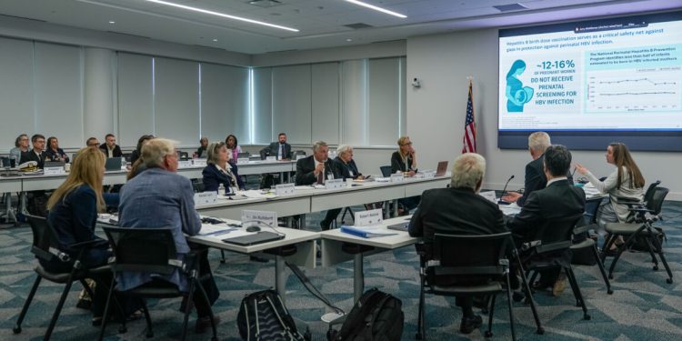 Cuando finaliza el cierre, el dudoso panel de los CDC vuelve a desmantelar el calendario de vacunas