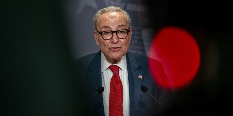 El acuerdo de cierre alimenta la reacción de Chuck Schumer: «Necesitamos un nuevo liderazgo»