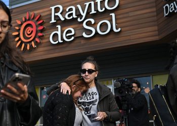 Videos virales muestran a niños pequeños atrapados en amplios arrestos de ICE