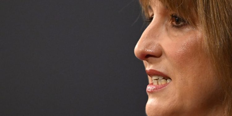 Rachel Reeves espera que los acuerdos comerciales puedan salvar el presupuesto británico. Los economistas no están convencidos. – POLITICO