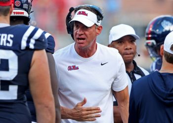 Lane Kiffin y 'GameDay' de ESPN ayudan a 2 parejas a celebrar sus días felices