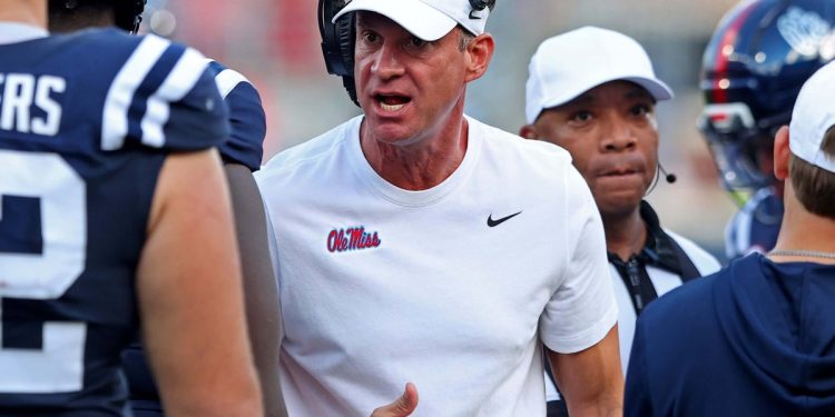 Lane Kiffin y 'GameDay' de ESPN ayudan a 2 parejas a celebrar sus días felices