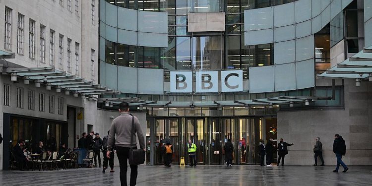 Trump dice que demandará a la BBC por hasta 5 mil millones de dólares. He aquí por qué no será fácil