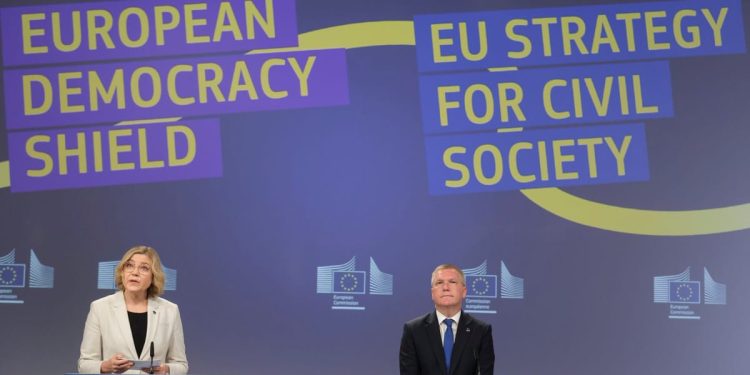 El Parlamento Europeo critica a la Comisión por el 'Escudo de la democracia' anti-Kremlin – POLITICO