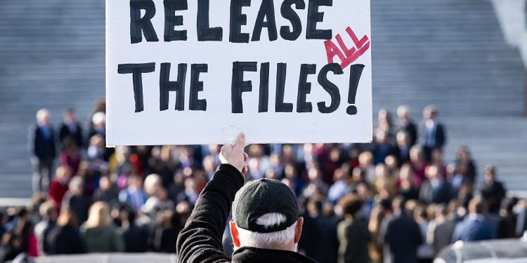 Sobrevivientes de Epstein presentan nuevo pedido de divulgación de archivos