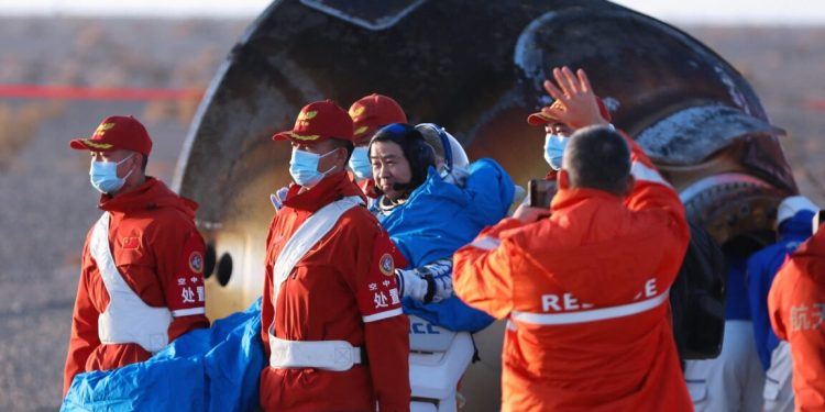 Tres astronautas están atrapados en la estación espacial de China sin un viaje seguro a casa