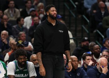 Anthony Davis de los Mavericks será reevaluado en 7 a 10 días mientras continúa la recuperación de la distensión en la pantorrilla izquierda