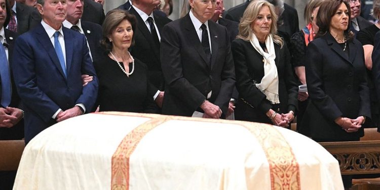 La escena surrealista en el funeral de Dick Cheney