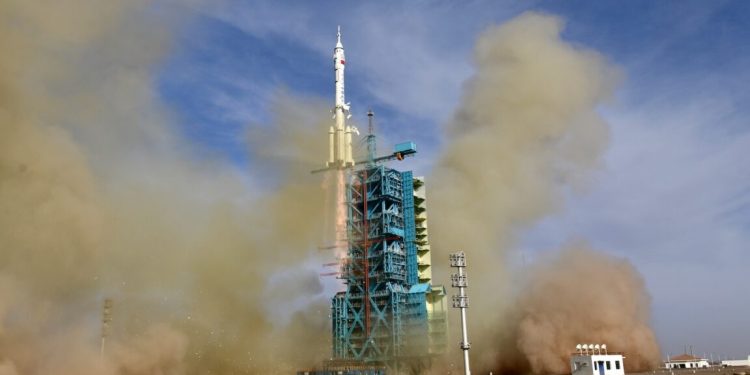 China lanza un bote salvavidas de emergencia para traer de regreso a la Tierra a tres astronautas