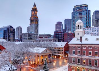 Las 10 mejores actividades invernales de Boston, desde curling hasta happy hour en iglús en la azotea