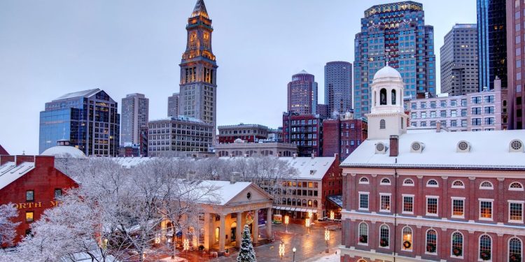 Las 10 mejores actividades invernales de Boston, desde curling hasta happy hour en iglús en la azotea