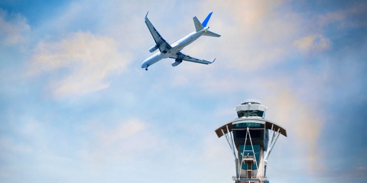 Han comenzado los recortes de vuelos de la FAA: esto es lo que los viajeros necesitan saber