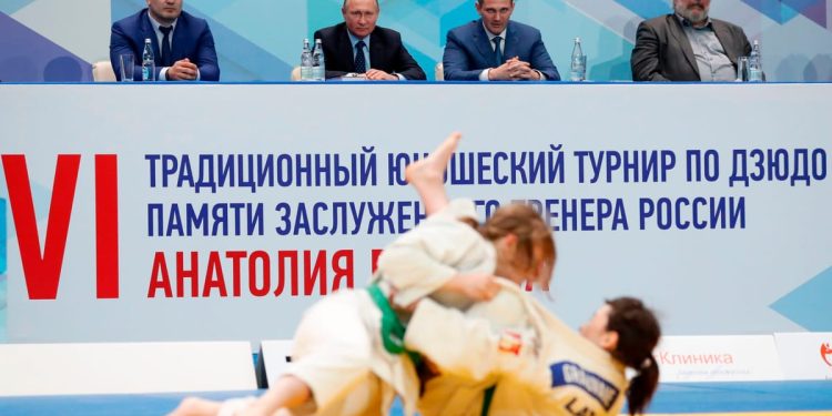El judo da la bienvenida a los atletas rusos a pesar de la guerra en curso del Kremlin en Ucrania – POLITICO