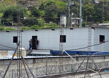 Guardias del SP hacen trabajos de albañilería en cárcel Renovación 2, próxima a inaugurarse