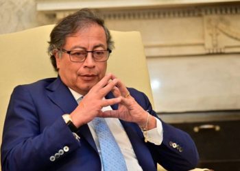 Gustavo Petro señala que el diálogo es la salida tras el fracaso del referendo de Daniel Noboa