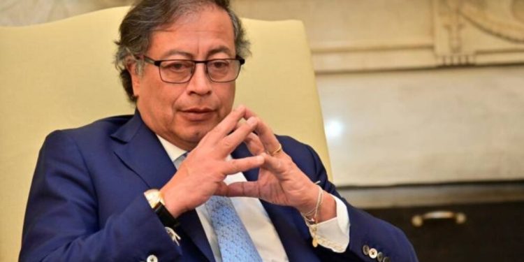 Gustavo Petro señala que el diálogo es la salida tras el fracaso del referendo de Daniel Noboa