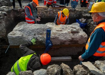 Los arqueólogos finalmente levantan la tapa del antiguo sarcófago escondido debajo de la capital