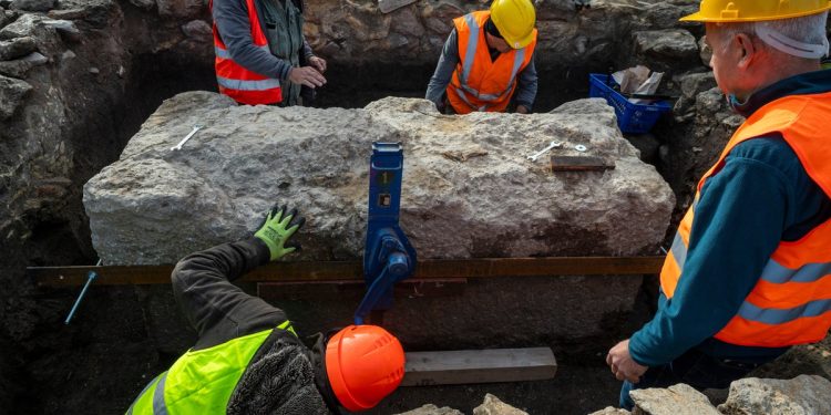 Los arqueólogos finalmente levantan la tapa del antiguo sarcófago escondido debajo de la capital