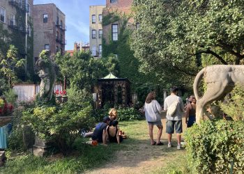 Eric Adams y Mamdani chocan por el jardín de arte de Nueva York