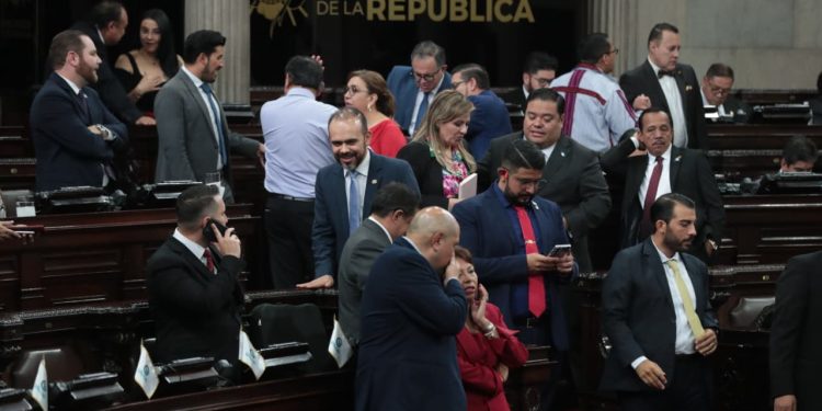 Analistas advierten opacidad si el Congreso aprueba el presupuesto 2026 de urgencia nacional