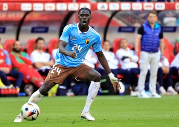 El insólito caso del jugador que hizo recorrer a un empleado más de 5000 kilómetros para buscar sus botines talle 47 para jugar las Eliminatorias :: Olé