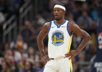 Jimmy Butler abandona temprano la victoria de los Warriors sobre los Suns por una lesión en la espalda baja