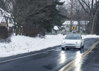 «Se convierten en pistas resbaladizas»: meteorólogo explica lo que debes hacer en las carreteras en pleno frente frío en Estados Unidos | REVISTA