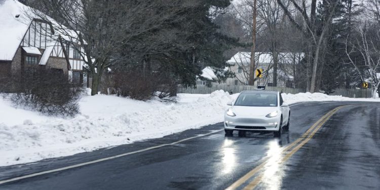 «Se convierten en pistas resbaladizas»: meteorólogo explica lo que debes hacer en las carreteras en pleno frente frío en Estados Unidos | REVISTA