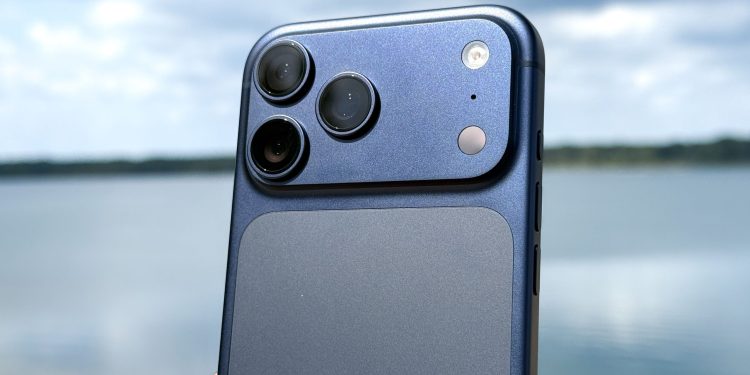 Los teléfonos inteligentes son cada vez más delgados y livianos, y el iPhone 18 Pro Max puede ir en la otra dirección