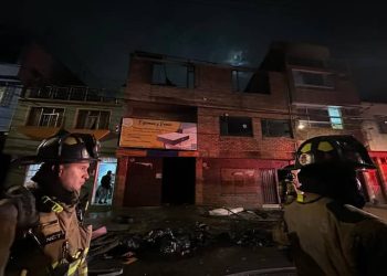 Incendio en bodega de colchones en Bogotá: bomberos rescatan a un gato