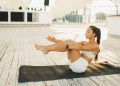 Un profesor de yoga dice que estos 2 movimientos para principiantes son todo lo que necesitas para tener glúteos y abdominales fuertes