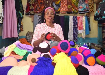 La mujer keniana que enfrenta el estigma del cáncer con prótesis mamarias tejidas | Mujer