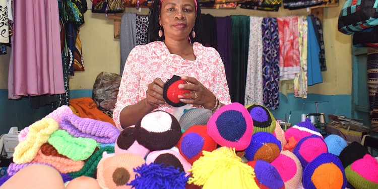 La mujer keniana que enfrenta el estigma del cáncer con prótesis mamarias tejidas | Mujer