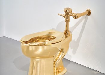 El inodoro dorado de Maurizio Cattelan pronto podrá ser tuyo
