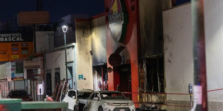 Niños entre los 23 muertos tras explosión en tienda de conveniencia en México