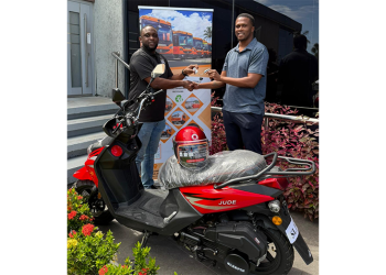 Waste Management de Cevon dona motocicleta para ExxonMobil Guyana Futsal MVP