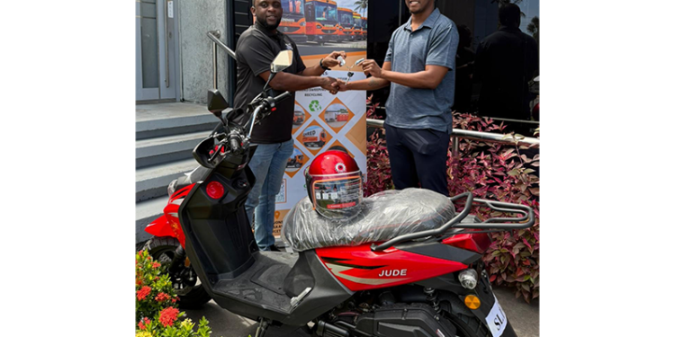 Waste Management de Cevon dona motocicleta para ExxonMobil Guyana Futsal MVP