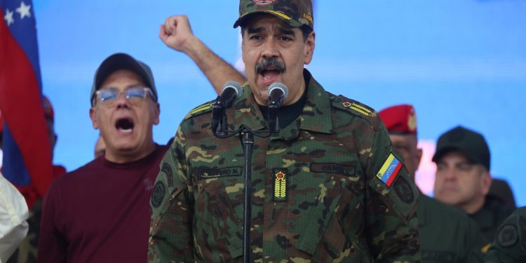 Cierre del espacio aéreo de Venezuela presiona a Cuba y amplía la tensión entre Maduro y Trump