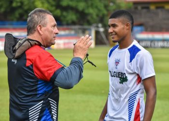 Entrenador de Costa Rica sigue escribiendo historia e impone récord en una liga de Centroamérica