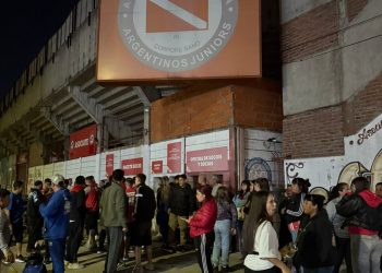 Hinchas de Argentinos campan en La Paternal por una entrada a la final de la Copa Argentina :: Olé