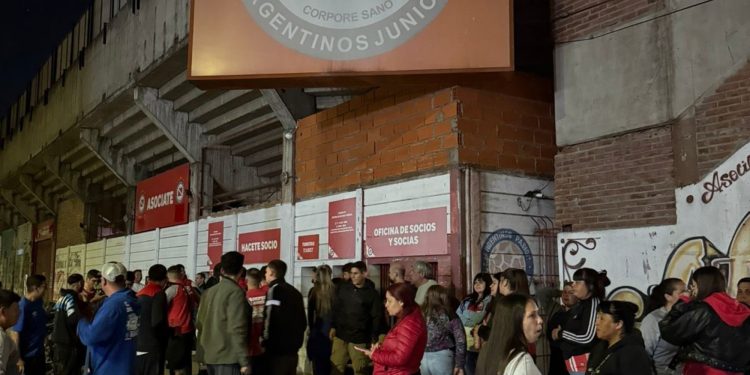 Hinchas de Argentinos campan en La Paternal por una entrada a la final de la Copa Argentina :: Olé